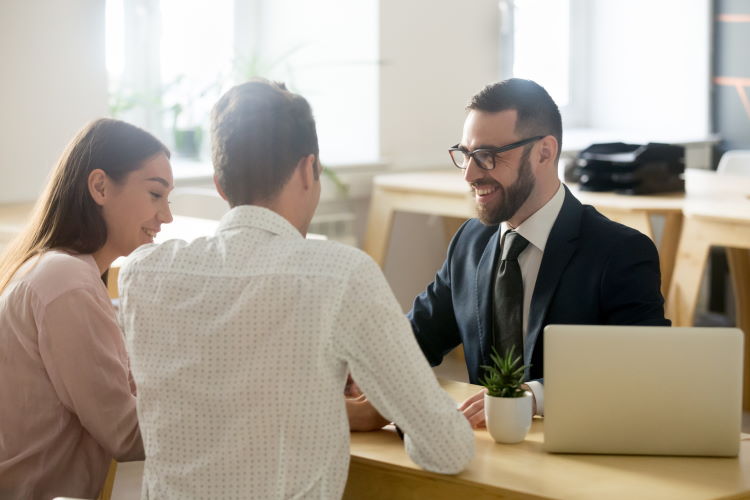 Die Kombination von persönlichem und virtuellem Vertrieb bei Finanzdienstleistungen